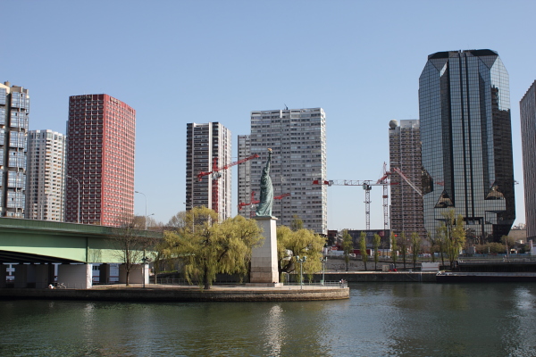 front de seine Le front de Seine. Photo © 2012 Alan Miller.